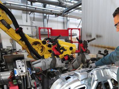 Operador de una fábrica de componentes de automoción de Gestamp.