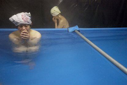 Desplazados por el terremoto disfrutan de un baño comunal en una tienda instalada por los militares en Rikuzentakata.