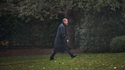 Barack Obama se dirige al ala Oeste de la Casa Blanca. 