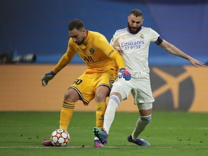 Donnarumma intenta despejar el balón ante Benzema, en la acción que supuso el inicio de la remontada del Madrid ante el PSG. Getty