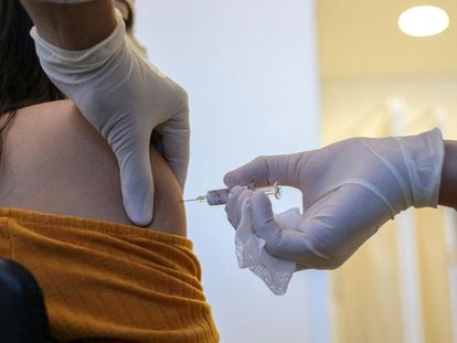Fotografía cedida por el Gobierno de São Paulo (Brasil) que muestra la aplicación de una vacuna contra el nuevo coronavirus desarrollada por el laboratorio chino Sinovac, este lunes.