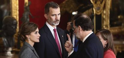 Els Reis conversen amb el president del Govern, Mariano Rajoy, acompanyat de la seva esposa Elvira Fernández.