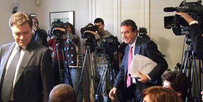 La rueda de prensa del ex diputado Jesús Merino (en la imagen, precedido por el presidente del PP de Segovia y senador, Francisco Vázquez) ha generado gran expectación.
