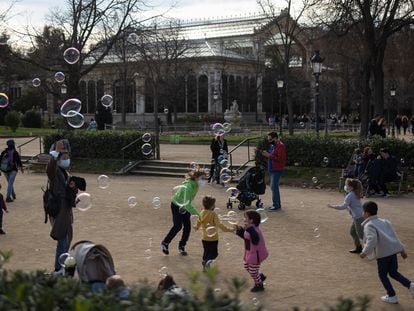 Un grupo de niños juega en el parque de la Ciutadella.