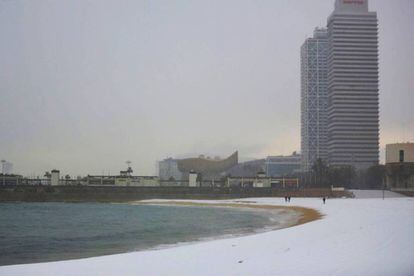 Nieve en la playa de Nova Ic&agrave;ria de Barcelona el pasado 8 de febrero. 