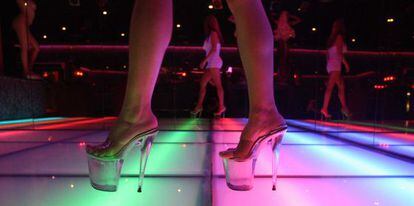 Mujeres ejercen la prostituci&oacute;n en un club de alterne de Agullana (Girona).