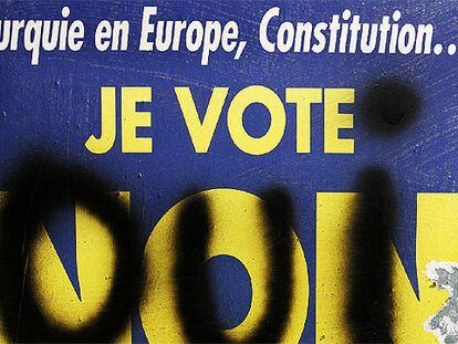 La palabra <i>sí</i> escrita sobre un cartel del ultraderechista Frente Nacional que llama a favor del <i>no,</i> en Saint-Restitut.
