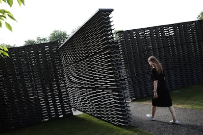 La llegada del verano londinense la anuncia la apertura del pabellón efímero de la Serpentine Gallery, en los jardines de Kensington. El de este año es de la arquitecta mexicana Frida Escobedo, un espacio de 300 metros cuadrados, abierto desde este viernes hasta el 7 de octubre, que funciona como punto de encuentro y espacio cultural. También tiene una cafetería. El pabellón se inspira en las celosías mexicanas, un enrejado que permite las corrientes de aire y poder mirar sin ser visto. Rasgos de la arquitectura mexicana creados con un entramado de tejas de cemento. En el techo se encuentra un espejo, y en el interior, un estanque triangular, dos elementos que reflejan los rayos de sol, que se filtran por la celosía. Un juego de luces y sombras que “convierte el edificio en un reloj que marca el paso del día”, según palabras de Frida Escobedo. Con 39 años, es la arquitecta más joven en realizar este encargo, que se inició en 2000. Desde entonces han firmado los pabellones de la Serpentine Gallery creadores como Zaha Hadid (la primera) y Francis Kéré (el último).