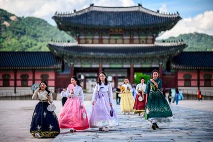 Un grupo de mujeres surcoreanas con vestidos tradicionales visitaban el palacio de Gyeongbokgung, en Seúl, el 1 de julio.