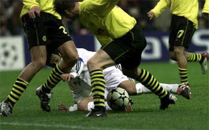 Raúl, desde el suelo, ante Wörns y Metzelder, consigue el primer gol del Madrid.