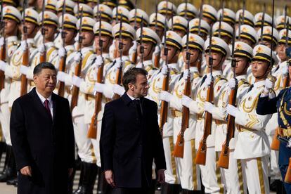  Xi Jinping y Macron, a su llegada a Pekín este jueves. 