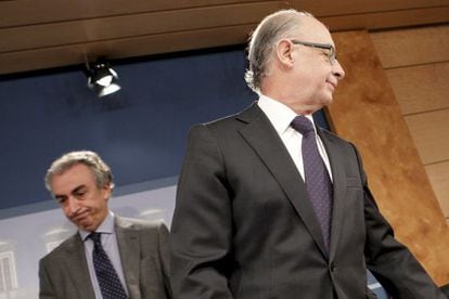 El ministro Montoro y Miguel Ferre, secretario de Estado de Hacienda, en la presentación del balance de ingresos.