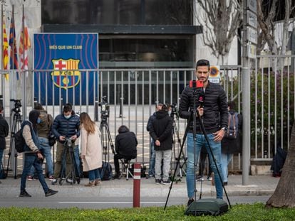La prensa, a las puertas del Camp Nou, durante los registros efectuados por los Mossos d'Esquadra.