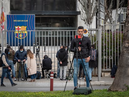 La prensa, a las puertas del Camp Nou, durante los registros efectuados por los Mossos d'Esquadra.