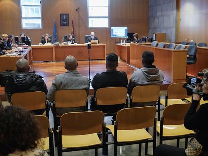 Los cuatro acusados de integrar una red de 'narcobuzos' que intentó introducir en Asturias más de 72 kilos de cocaína por el puerto de Avilés, el pasado jueves durante su juicio en la Sección Segunda de la Audiencia Provincial de Oviedo.