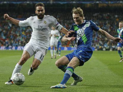 Carvajal frena un avance de Sch&uuml;rrle.