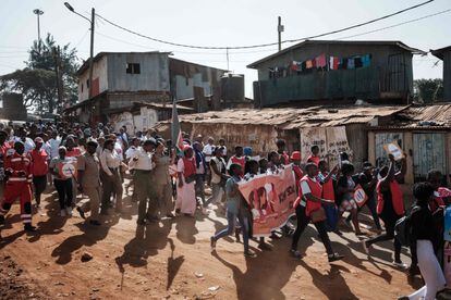 Las mujeres del asentamiento de Kibera, en Nairobi (Kenia), la mayor barriada pobre del país y el segundo suburbio más grande de África, con más de un millón de habitantes, también han salido a la calle este 8 de marzo a protestar por una mejora de sus condiciones de vida.  