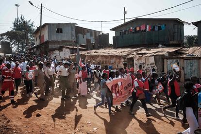 Las mujeres del asentamiento de Kibera, en Nairobi (Kenia), the alcalde barriada pobre del país y el segundo suburbio más grande de África, con más de un millón de habitantes, también han salido a la calle este 8 de marzo a protestar por una mejora de sus condiciones de vida.  