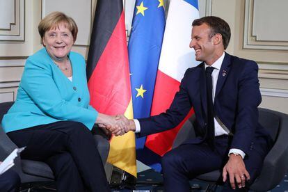 La canciller alemana, Angela Merkel, saluda al presidente de Francia, Emmanuel Macron, durante un encuentro de los dos mandatarios, este sábado.