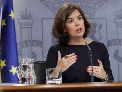 La vicepresidenta del Gobierno en funciones, Soraya Sáenz de Santamaría, durante la rueda de prensa posterior a la reunión del Consejo de Ministros hoy en La Moncloa.