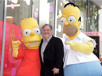 Matt Groening, con Bart (izquierda) y Homer Simpson, sus criaturas.