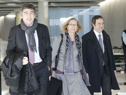 La exconcejal de Seguridad del Ayuntamiento de Barcelona Assumpta Escarp, junto a su abogado y el excalde Jordi Hereu, en la Ciudad de la Justicia.