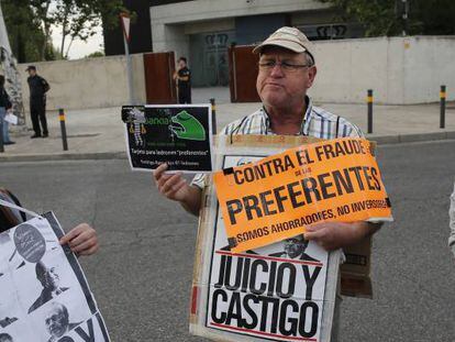 Afectados por las preferentes protestan en la puerta de la sede de la Audiencia Nacional en San Fernando de Henares.