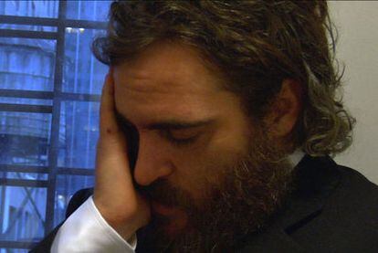 Joaquin Phoenix sufre en un momento de <i>I&#39;m still here.</i>