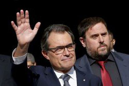 El presidente catalán, Artur Mas,, y el líder de ERC, Oriol Junqueras, salen del Palau de la Generalitat tras la firma del decreto de convocatoria de la consulta del 9-N.