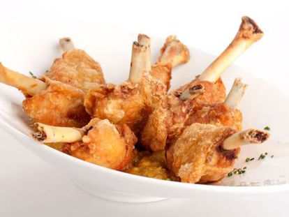 Alitas de pollo de corral del restaurante Arzabal (Madrid), cortadas y con el hueso visto para facilitar su degustación.