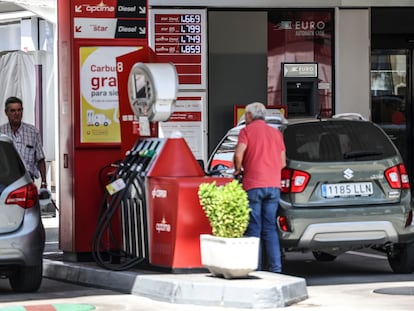 Un hombre repone gasolina en Madrid, este jueves.