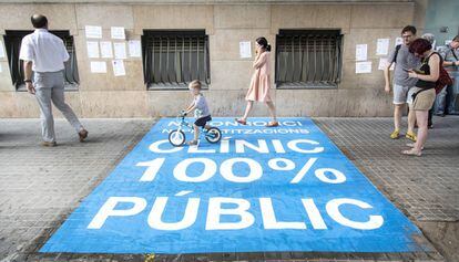 Manifestació davant de l'hospital Clínic de Barcelona.