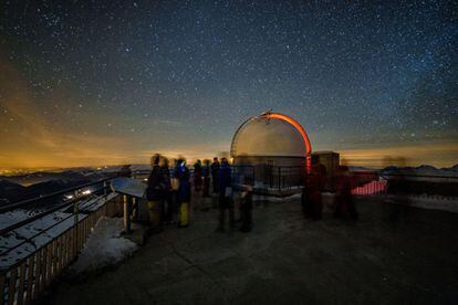 Desde esta cumbre a 2.877 metros de altura, en días claros se dominan los 300 kilómetros de los <a href="https://elviajero.elpais.com/elviajero/2021/05/12/album/1620812433_357159.html" target="_blank">Pirineos</a> y amplias partes de Francia. Luego, cuando cae la noche, los visitantes del observatorio tienen sobre sus cabezas un deslumbrante firmamento que, por la baja presión atmosférica, reluce todavía más claro. Este lugar alberga un impresionante planetario y el telescopio reflector más grande de Francia. <br></br> Más información: <a href="https://picdumidi.com/" target="_blank">picdumidi.com</a>