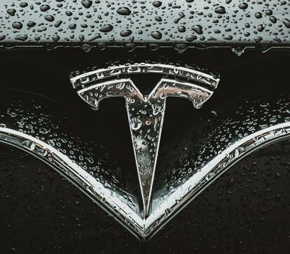 Logo de Tesla con gotas de lluvia.
