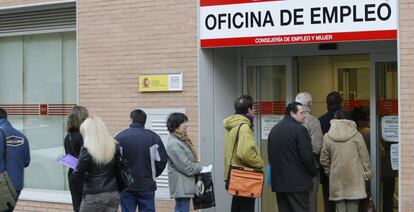 Un grupo de personas hace cola en la entrada de una oficina de empleo de la Comunidad de Madrid.