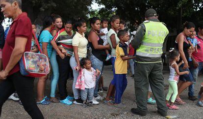 Algunos venezolanos esperan en la frontera con Colombia, en una imagen de marzo pasado.