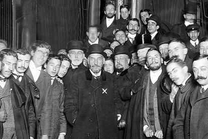 Un grupo de estudiantes despide a Ramón y Cajal en la estación del Norte de Madrid, de donde salía para recoger el Nobel en Estocolmo en 1906.