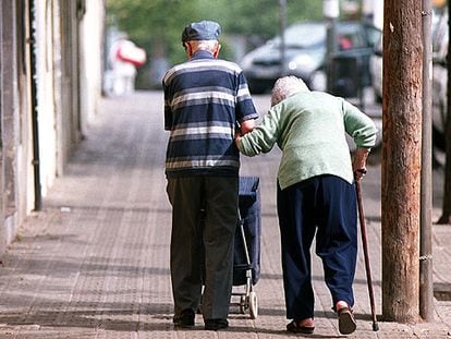 Una pareja de ancianos camina por una calle de Sant Andreu (Barcelona) el año pasado.