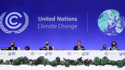 El presidente de la cumbre del clima en su 26º edición (COP26), Alok Sharma (tercero por la izquierda), concluida el sábado 13 de noviembre.