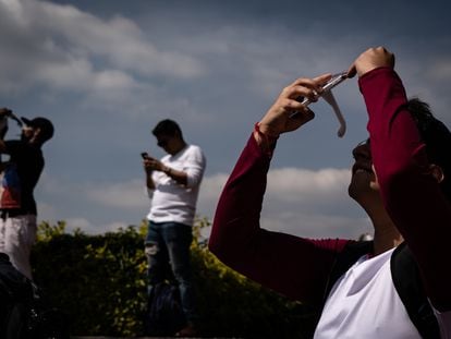 Jóvenes observan un eclipse solar parcial en las islas de Ciudad Universitaria, el 14 de octubre de 2023.