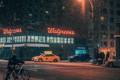 Farmacia Walgreens, en Union Square, 2014.<p><i>A Bohbot siempre le ha interesado el aspecto arquitectónico de la fotografía, y en esta serie, Velvet Snow, también se enfoca en el paisaje urbano para desarrollar su narrativa, trabajando con el espacio y el clima.</p></i>