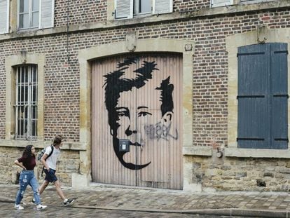 Grafiti de Arthur Rimbaud, inspirado en un retrato que le hizo Étienne Carjat en 1871, en una calle cercana a la casa del poeta en Charleville (Francia). 