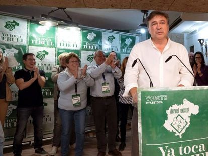 El candidato de Teruel Existe, Tomás Guitarte (en el centro), junto a su equipo este domingo.