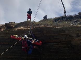 Rescate de una de las personas heridas tras volcarse una embarcación en California.