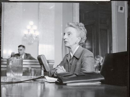 Kay Boyle, en la lista negra del macartismo, comparece ante Subcomité de Derechos Constitucionales del Senado junto a su esposo, Joseph M. Franckenstein (al fondo), en 1955.
