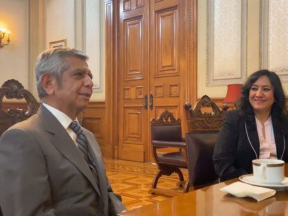 La hasta ahora secretaria de la Función Pública, Irma Eréndira Sandoval, junto a Roberto Salcedo, el nuevo titular, este lunes en Palacio Nacional.