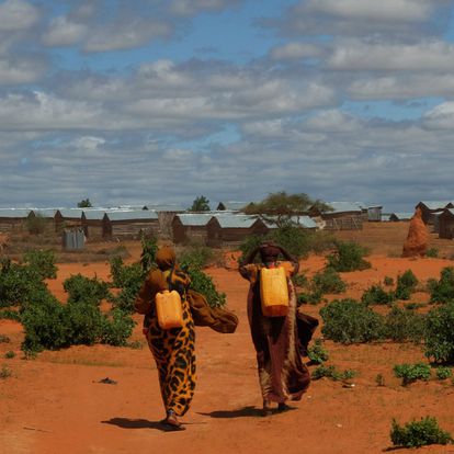 Unas mujeres vuelven de recoger agua en el campo de Kobe. En los últimos meses miles de familias somalíes y eritreas han llegado a las costas africanas y ahora viven refugiados en los campos de Etiopía, el país que más refugiados acoge en África y que se enfrenta a una de las mayores emergencias humanitarias del planeta, la sequía por los efectos del fenómeno climático El Niño que afecta a más de 10 millones de personas.