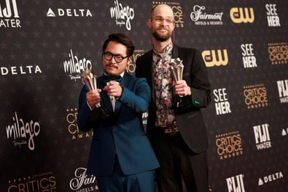 Dan Kwan y Daniel Scheinert, con el premio a mejor guion original en los Critics Choice por 'Todo a la vez en todas partes'.