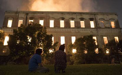 Una pareja contempla el incendio en el Museo Nacional de Rio de Janeiro, el pasado 2 de septiembre.