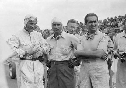 Juan Manuel Fangio (en el centro) junto al italiano Alberto Ascari y Raymond Sommer.